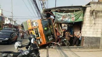 Kuat Menyangga Truk Terguling, Motor Bebek Ini Bikin Warganet Terperangah