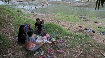 Berwisata di Sungai Ciliwung yang Surut