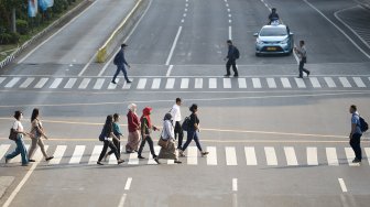 Sejumlah pejalan kaki menyeberang di zebra cross di kawasan MH Thamrin, Jakarta, Senin (1/7). [ANTARA FOTO/Nova Wahyudi]