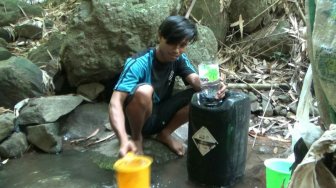 Kekeringan, Warga Kampung Ini Rela Berjalan Kaki Satu Jam Demi Air