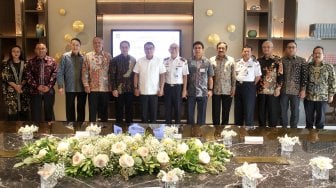 Jajaran Direksi PT Mobil Anak Bangsa (MAB) dan Perusahaan Umum Pengangkutan Penumpang Djakarta (Perum PPD) berfoto bersama usai Penandatanganan Nota Kesepahaman (MOU) di Jakarta, Selasa (2/7). [Suara.com/Arief Hermawan P]