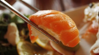 Viral Sekte Baru Makan Sushi, Penampakannya Sukses Bikin Publik Ngelus Dada