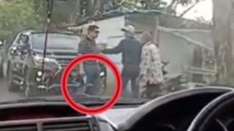 Viral! Lelaki Tenteng dan Acungkan Pistol ke Warga di Bandung Barat