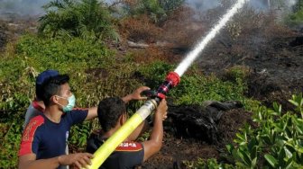 Angin Kencang, Petugas Kesulitan Padamkan Kebakaran Lahan Gambut di Aceh