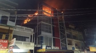 Hotel Wisata Terbakar Tengah Malam, Pengunjung Berhamburan Keluar