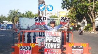 Protes PPDB Online SMA, Warga Solo Gelar Aksi Seorang Diri