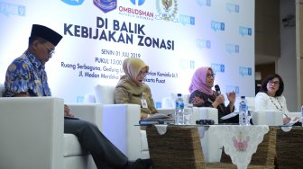 Chatarina Girsang (kanan) Staf ahli bidang regulasi pendidikan dan kebudayaan , Hetifah sjaefudian wakil ketua Komisi X DPR,  Hari Nurcahya Murni staf ahli bidang kemasyarakatan dan hubungan antar lembaga kementerian Dalam Negeri, Ahmad Su'adi Ombudsman RI berdialog dalam kegiatan diskusi dan jumpa pers Kominfo Forum Merdeka Barat (FMB 9) di Kantor Kementerian Komunikasi dan Informasi (Kominfo), Jakarta, Senin (1/8). [Suara.com]