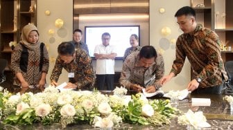 Penandatanganan Service Procurement Agreement antara PT Mobil Anak Bangsa (MAB) dan PT Paiton Energy di Jakarta, Selasa (2/7). [Suara.com/Arief Hermawan P]