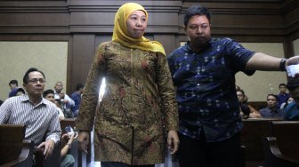 Gubernur Jawa Timur Khofifah Indar Parawansa saat bersaksi di Pengadilan Tipikor, Jakarta, Rabu (7/3). [Suara.com/Arief Hermawan P]