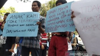 Kontroversi Sistem Zonasi, Puluhan Orang Tua Siswa Gelar Aksi di Bandung