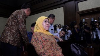 Gubernur Jawa Timur Khofifah Indar Parawansa saat bersaksi di Pengadilan Tipikor, Jakarta, Rabu (7/3). [Suara.com/Arief Hermawan P]