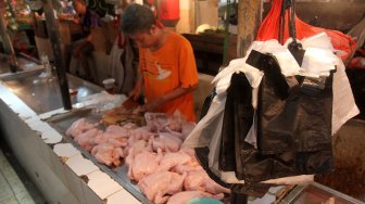 Pedagang melayani pembeli di Pasar Senen, Jakarta, Rabu (3/7). [Suara.com/Arief Hermawan P]