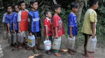 Kemarau di Banten, Warga Gunakan Jasa Ojek untuk Dapatkan Air Bersih