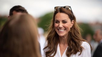 Antar Putri Charlotte Sekolah, Kate Middleton Pakai Gaun Rp 3 Jutaan