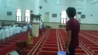 Heboh Video Anjing Berkeliaran di Masjid, Jamaah Tetap Lanjutkan Salat