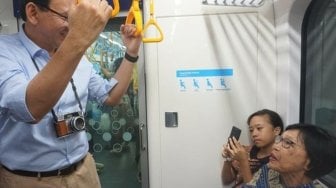 Mantan Gubernur DKI Jakarta Basuki Tjahaja Purnama atau Ahok menyambangi salah satu stasiun MRT di Stasiun MRT ASEAN, Jakarta, Jumat (5/7). (Instagram/@basukibtp)
