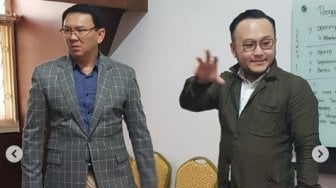 Ahok BTP Tepergok Fitting Jas, Untuk Apa Ya?