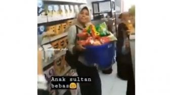 Geger Video Mahasiswi di Makassar Acak-acak Barang di Rak Minimarket