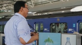 Gaya Santai Ahok saat Naik MRT