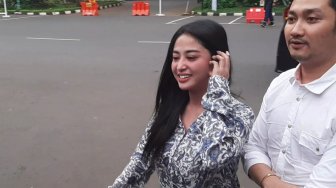 Dewi Perssik Tak Bisa Langsung Cabut Laporan terhadap Rosa Meldianti