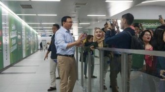 Mantan Gubernur DKI Jakarta Basuki Tjahaja Purnama atau Ahok menyambangi salah satu stasiun MRT di Stasiun MRT ASEAN, Jakarta, Jumat (5/7). (Instagram/@basukibtp)
