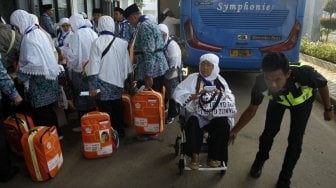 Jemaah calon haji kloter pertama DKI Jakarta saat tiba di Asrama Haji Embarkasi Jakarta, di Pondok Gede, Jakarta, Sabtu (6//7). [ANTARA FOTO/Yulius Satria Wijaya]