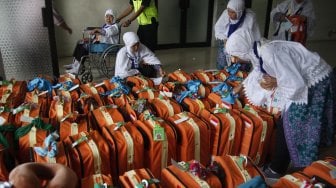 Jemaah calon haji kloter pertama DKI Jakarta saat tiba di Asrama Haji Embarkasi Jakarta, di Pondok Gede, Jakarta, Sabtu (6//7). [ANTARA FOTO/Yulius Satria Wijaya]