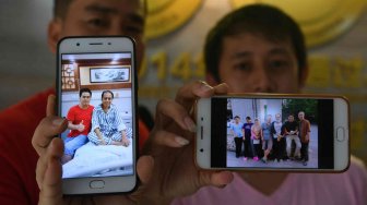 Seorang WNI menunjukkan foto Kepala Pusat Data, Informasi, dan Humas Badan Nasional Penanggulangan Bencana (BNPB) Sutopo Purwo Nugroho ketika dirawat di Modern Hospital Guangzhou, China, Minggu (7/7). ANTARA FOTO/Zabur Karuru