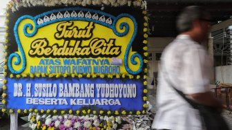 Sejumlah karangan bunga berdatangan ke rumah duka almarhum Sutopo Purwo Nugroho di kediamannya, Rafles Hills, Cimanggis, Depok, Minggu (7/7). [Suara.com/Muhaimin A Untung]
