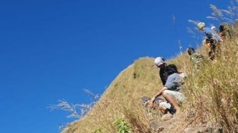 Diapit Dua Jurang, Menyisir Curamnya Jalur Punggung Naga di Gunung Piramid