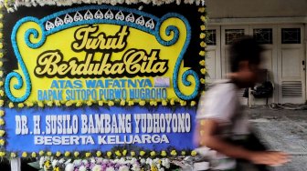 Sejumlah karangan bunga berdatangan ke rumah duka almarhum Sutopo Purwo Nugroho di kediamannya, Rafles Hills, Cimanggis, Depok, Minggu (7/7). [Suara.com/Muhaimin A Untung]