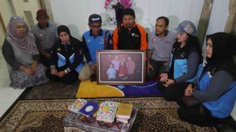 Suasana di rumah duka Kepala Pusat Data Informasi dan Humas BNPB Sutopo Purwo Nugroho di Raffles Hils, Cimanggis, Depok, Jawa Barat, Minggu (7/7). [Suara.com/Muhaimin A Untung]