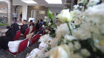 Suasana di rumah duka Kepala Pusat Data Informasi dan Humas BNPB Sutopo Purwo Nugroho di Raffles Hils, Cimanggis, Depok, Jawa Barat, Minggu (7/7). [Suara.com/Muhaimin A Untung]