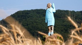 Wow, Patung Kayu Melania Trump yang Hangus Kini Dipamerkan di Galeri Seni