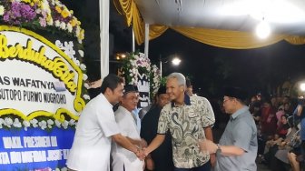 Gubernur Ganjar Pranowo Ikut Bertakziah ke Rumah Duka Sutopo