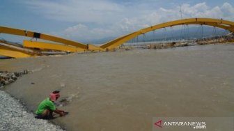 Puing Jembatan Empat Palu yang Runtuh Akibat Tsunami Akan Dilelang