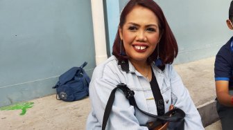 Elly Sugigi Ungkap Alasan Lepas Hijab saat Syuting