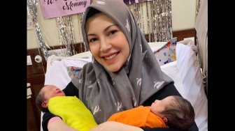 Ratna Galih Lagi Belajar Susui 2 Bayi Sekaligus