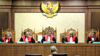 Terdakwa kasus dugaan suap proyek PLTU Riau-1, mantan Dirut PLN Sofyan Basir menjalani sidang lanjutan dengan agenda pembacaan putusan sela di Pengadilan Tipikor, Jakarta, Senin (8/7). [Suara.com/Muhaimin A Untung]