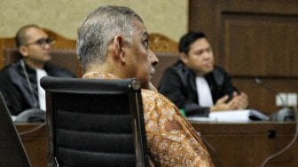 Terdakwa kasus dugaan suap proyek PLTU Riau-1, mantan Dirut PLN Sofyan Basir menjalani sidang lanjutan dengan agenda pembacaan putusan sela di Pengadilan Tipikor, Jakarta, Senin (8/7). [Suara.com/Muhaimin A Untung]