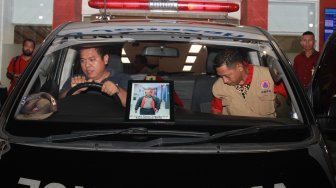 Sopir ambulans dari Kemenlu membawa jenazah Kepala Pusat Data, Informasi dan Humas Badan Nasional Penanggulangan Bencana (BNPB) almarhum Sutopo Purwo Nugroho (49) ke rumah duka setibanya dari Guangzhou Cina di Bandara Soekarno Hatta, Tangerang, Banten, Minggu (7/7). [ANTARA FOTO/Muhammad Iqbal]