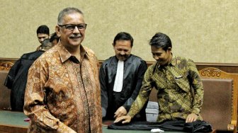 Terdakwa kasus dugaan suap proyek PLTU Riau-1, mantan Dirut PLN Sofyan Basir menjalani sidang lanjutan dengan agenda pembacaan putusan sela di Pengadilan Tipikor, Jakarta, Senin (8/7). [Suara.com/Muhaimin A Untung]