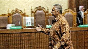 Terdakwa kasus dugaan suap proyek PLTU Riau-1, mantan Dirut PLN Sofyan Basir menjalani sidang lanjutan dengan agenda pembacaan putusan sela di Pengadilan Tipikor, Jakarta, Senin (8/7). [Suara.com/Muhaimin A Untung]