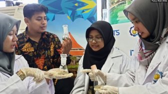 Keren, Mahasiswi ITS Manfaatkan Jamur untuk Mengurai Sampah plastik