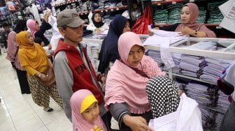 Sejumlah pengunjung memilih perlengkapan sekolah di salah satu gerai di kawasan Pancoran Mas, Depok, Jawa Barat, Selasa (9/7). [Suara.com/Arief Hermawan P]
