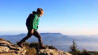Demi Sahabat, Bocah 3 Tahun Daki Tiga Gunung Tertinggi di Inggris