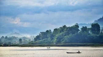 Duduk Sejenak, Menghayati Keelokan Alam Danau Kerinci di Jambi