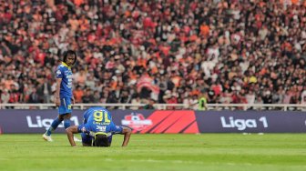 Pesepakbola Persib Bandung Achmad Jufriyanto sujud syukur usai pertandingan di Stadion Utama Gelora Bung Karno (SUGBK), Senayan, Jakarta, Rabu (10/7). (Suara.com/Muhaimin A Untung)