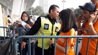 Hamil Tua, Laras Rela Desak-desakan di SUGBK Demi Nonton Persija