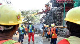 Sejumlah pekerja membersihkan material coran semen di lokasi ambruknya salah satu tiang penyangga proyek pembangunan Tol Bogor Outer Ring Road (BORR) Seksi IIIA simpang Yasmin-Semplak di jalan raya KH Sholeh Iskandar, Kelurahan Cibadak, Tanah Sareal, Kota Bogor, Jawa Barat, Rabu (10/7). [ANTARA FOTO/Arif Firmansyah]